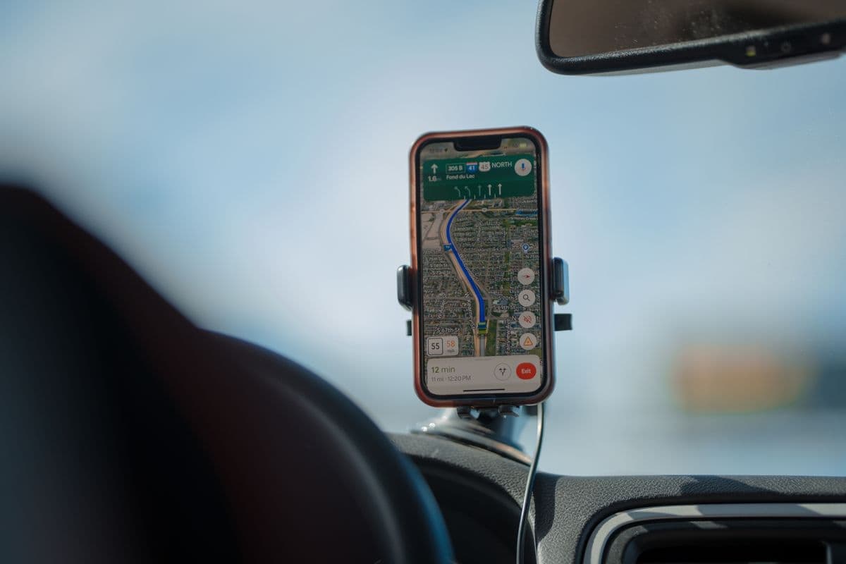 Phone mounted in a car running a ride-hailing app